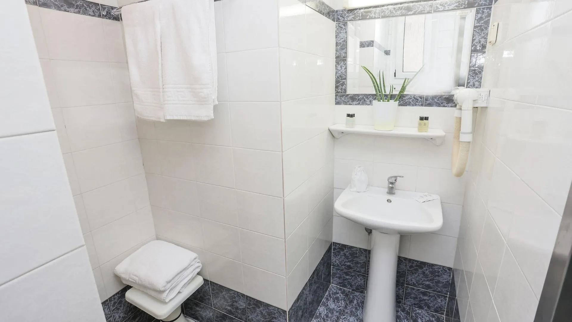 סלוניקי Aegeon Hotel